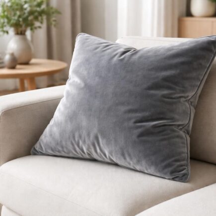découvrez notre coussin en velours gris, l'accessoire parfait pour ajouter une touche de douceur et d'élégance à votre salon contemporain.
