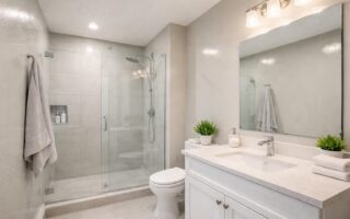 découvrez quelle peinture choisir pour une salle de bain humide afin d'assurer une résistance optimale à l'eau et préserver l'esthétique de vos murs.