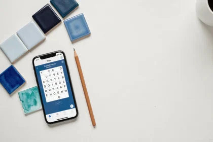 Vue à plat d'objets bleutés variés autour d'un jeu de mots sur smartphone, évoquant le thème des nuances de bleu