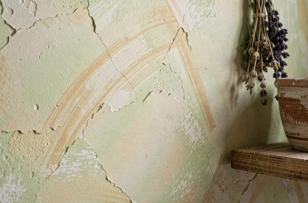 Texture détaillée d'un mur recouvert de peinture à la chaux avec des nuances minérales authentiques